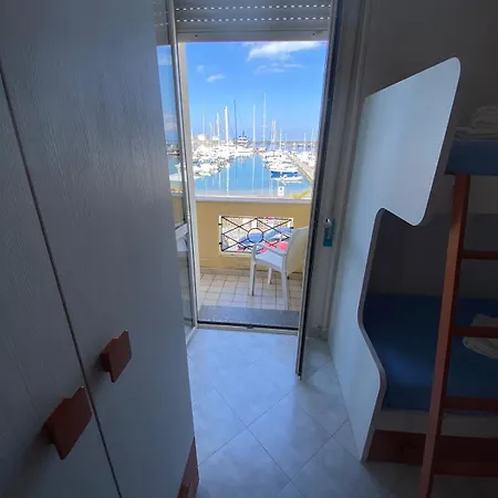 L'affaccio Sul Porto Di *
