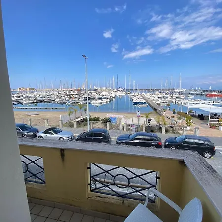 L'affaccio Sul Porto Di شقة فيبو فالينتيا مارينا