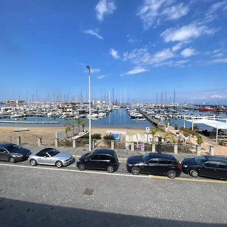 L'affaccio Sul Porto Di شقة فيبو فالينتيا مارينا