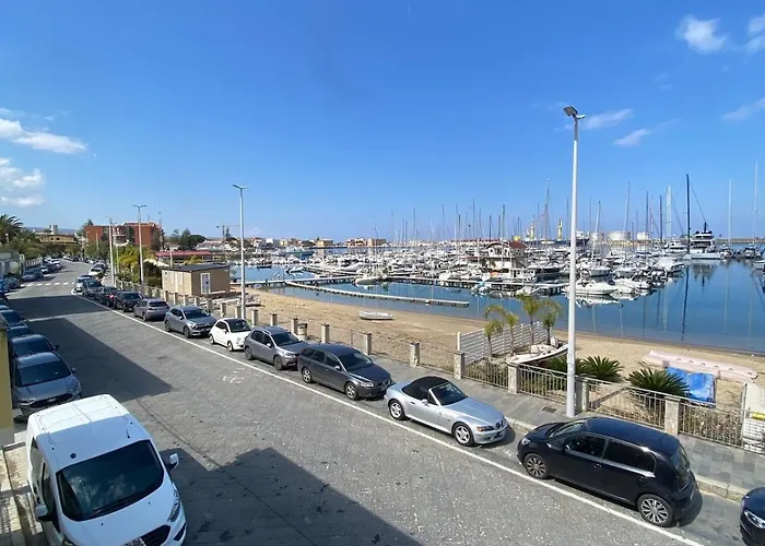 L'affaccio Sul Porto Di *